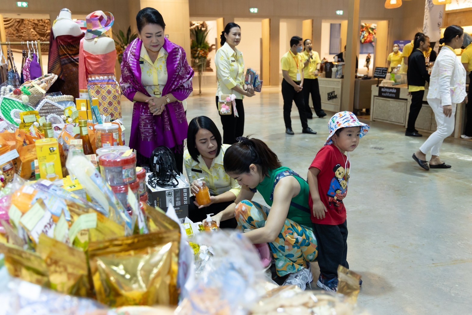 ๐๓๙ สมาคมภริยาข้าราชการสำนักงานปลัดกระทรวงกลาโหม ร่วมออกร้านจำหน่ายสินค้าและผลิตภัณฑ์ งานเพื่อนพึ่ง(ภาฯ) ประจำปี ๒๕๖๖ (ภาพบรรยากาศการออกร้านฯ ชุดที่ ๑)
