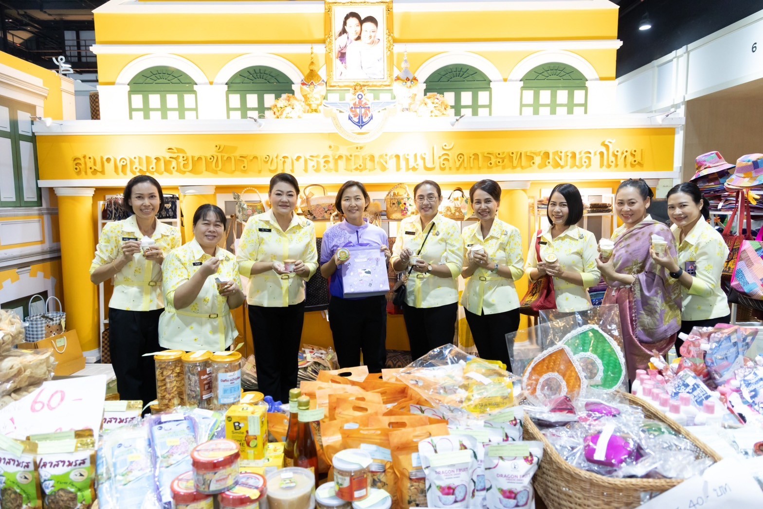 ๐๓๙ สมาคมภริยาข้าราชการสำนักงานปลัดกระทรวงกลาโหม ร่วมออกร้านจำหน่ายสินค้าและผลิตภัณฑ์ งานเพื่อนพึ่ง(ภาฯ) ประจำปี ๒๕๖๖ (ภาพบรรยากาศการออกร้านฯ ชุดที่ ๑)
