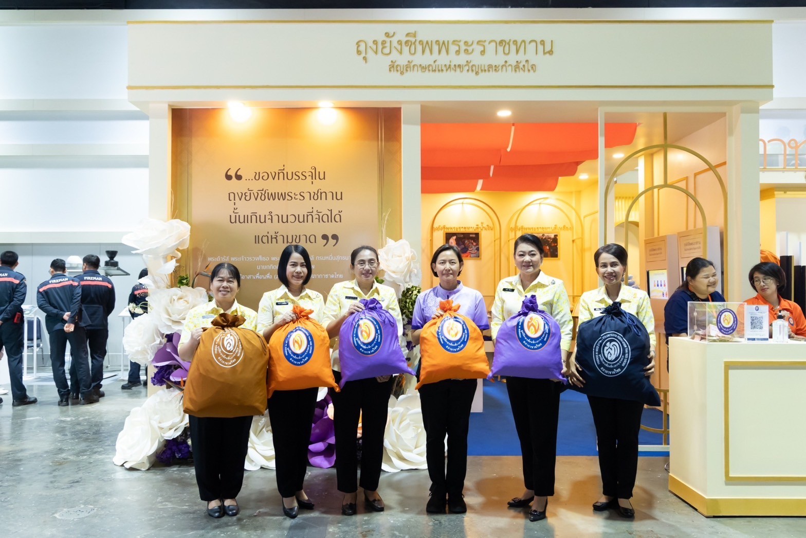 ๐๓๙ สมาคมภริยาข้าราชการสำนักงานปลัดกระทรวงกลาโหม ร่วมออกร้านจำหน่ายสินค้าและผลิตภัณฑ์ งานเพื่อนพึ่ง(ภาฯ) ประจำปี ๒๕๖๖ (ภาพบรรยากาศการออกร้านฯ ชุดที่ ๑)