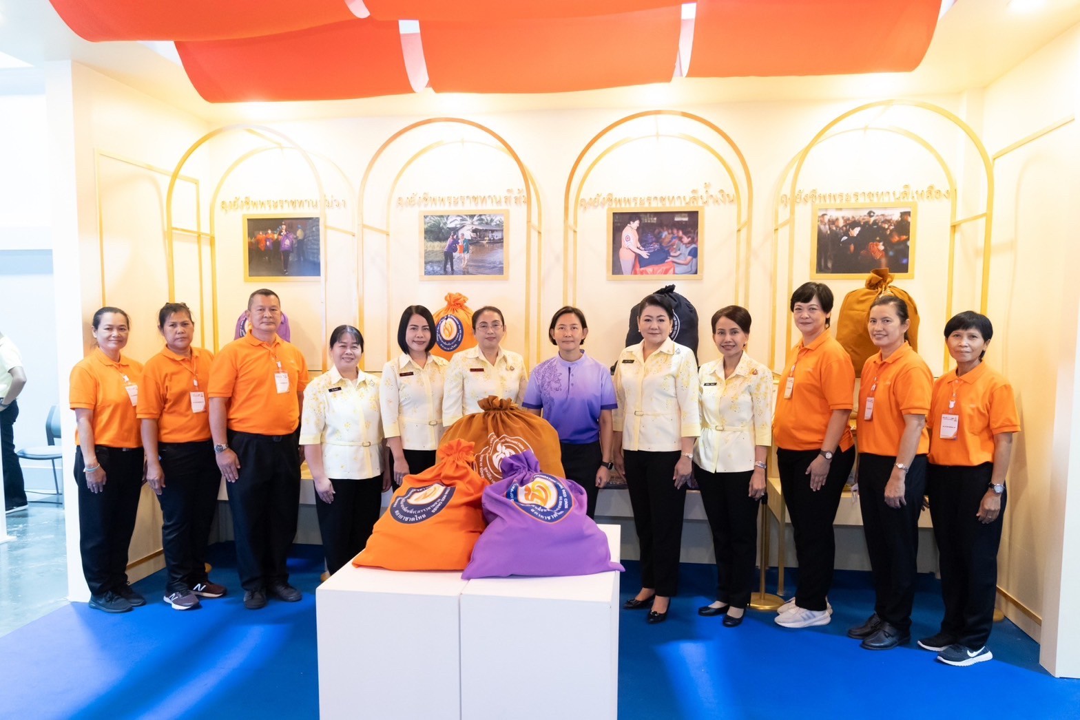 ๐๓๙ สมาคมภริยาข้าราชการสำนักงานปลัดกระทรวงกลาโหม ร่วมออกร้านจำหน่ายสินค้าและผลิตภัณฑ์ งานเพื่อนพึ่ง(ภาฯ) ประจำปี ๒๕๖๖ (ภาพบรรยากาศการออกร้านฯ ชุดที่ ๑)