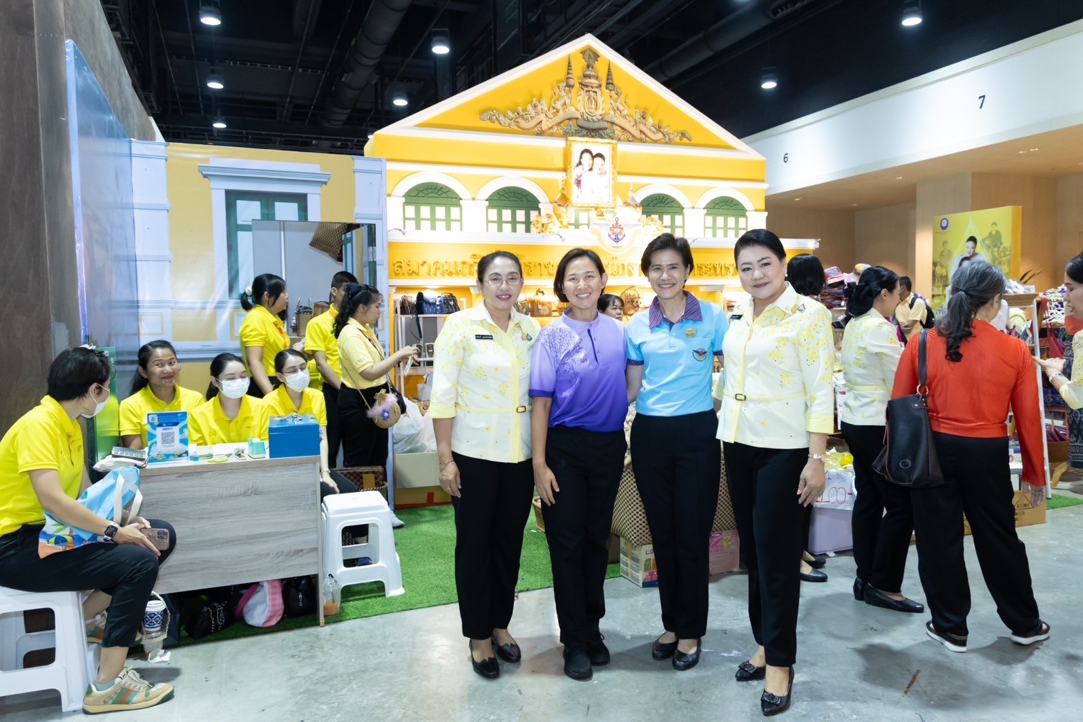 ๐๓๙ สมาคมภริยาข้าราชการสำนักงานปลัดกระทรวงกลาโหม ร่วมออกร้านจำหน่ายสินค้าและผลิตภัณฑ์ งานเพื่อนพึ่ง(ภาฯ) ประจำปี ๒๕๖๖ (ภาพบรรยากาศการออกร้านฯ ชุดที่ ๑)
