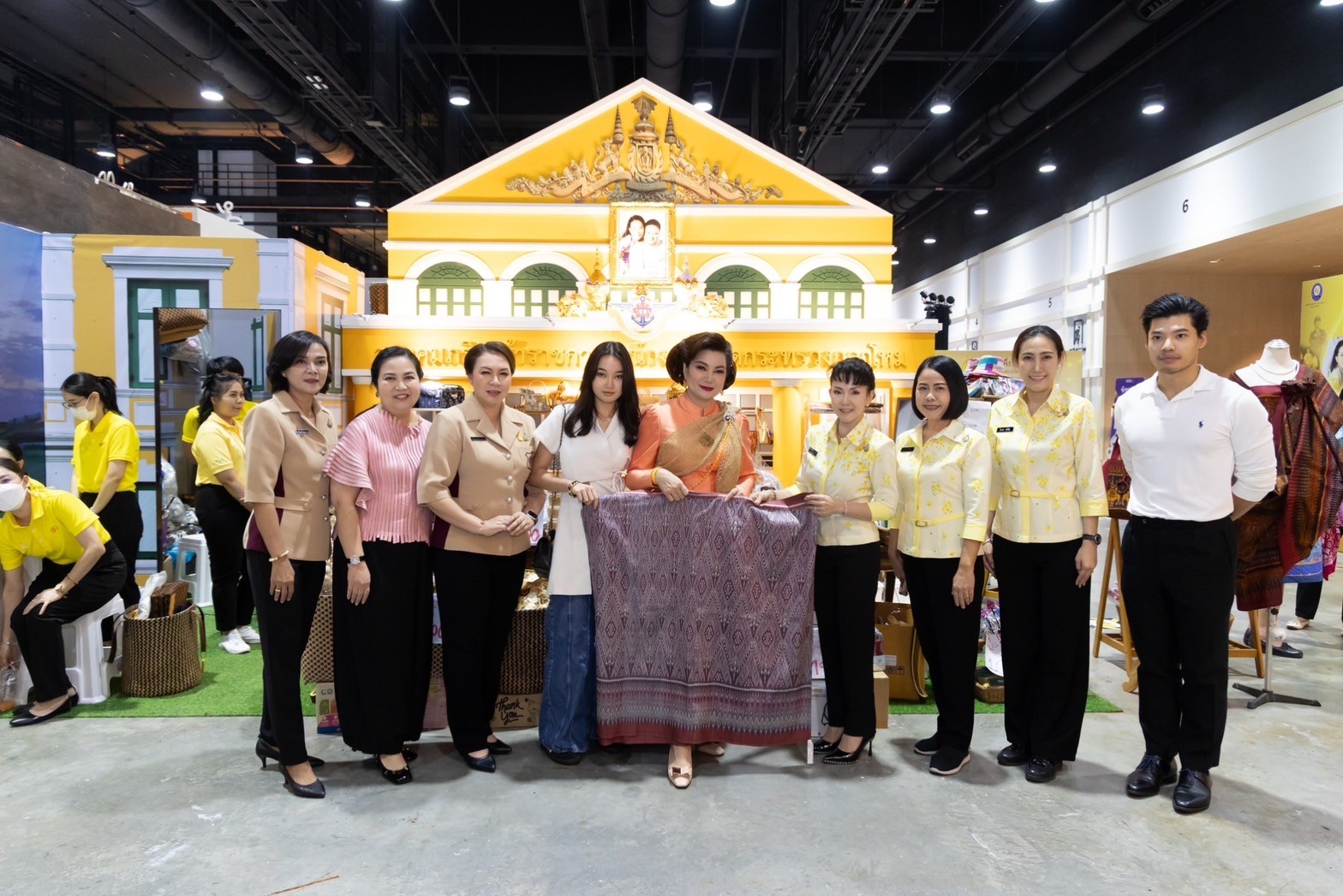 ๐๓๙ สมาคมภริยาข้าราชการสำนักงานปลัดกระทรวงกลาโหม ร่วมออกร้านจำหน่ายสินค้าและผลิตภัณฑ์ งานเพื่อนพึ่ง(ภาฯ) ประจำปี ๒๕๖๖ (ภาพบรรยากาศการออกร้านฯ ชุดที่ ๑)