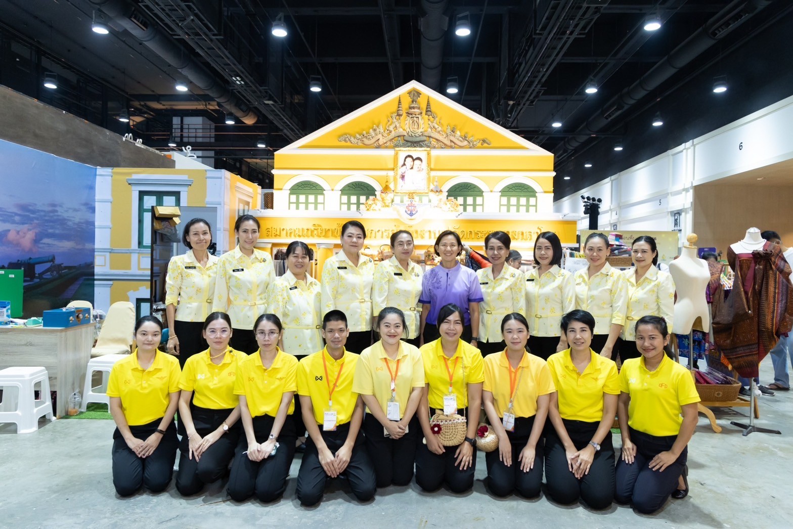 ๐๓๙ สมาคมภริยาข้าราชการสำนักงานปลัดกระทรวงกลาโหม ร่วมออกร้านจำหน่ายสินค้าและผลิตภัณฑ์ งานเพื่อนพึ่ง(ภาฯ) ประจำปี ๒๕๖๖ (ภาพบรรยากาศการออกร้านฯ ชุดที่ ๑)