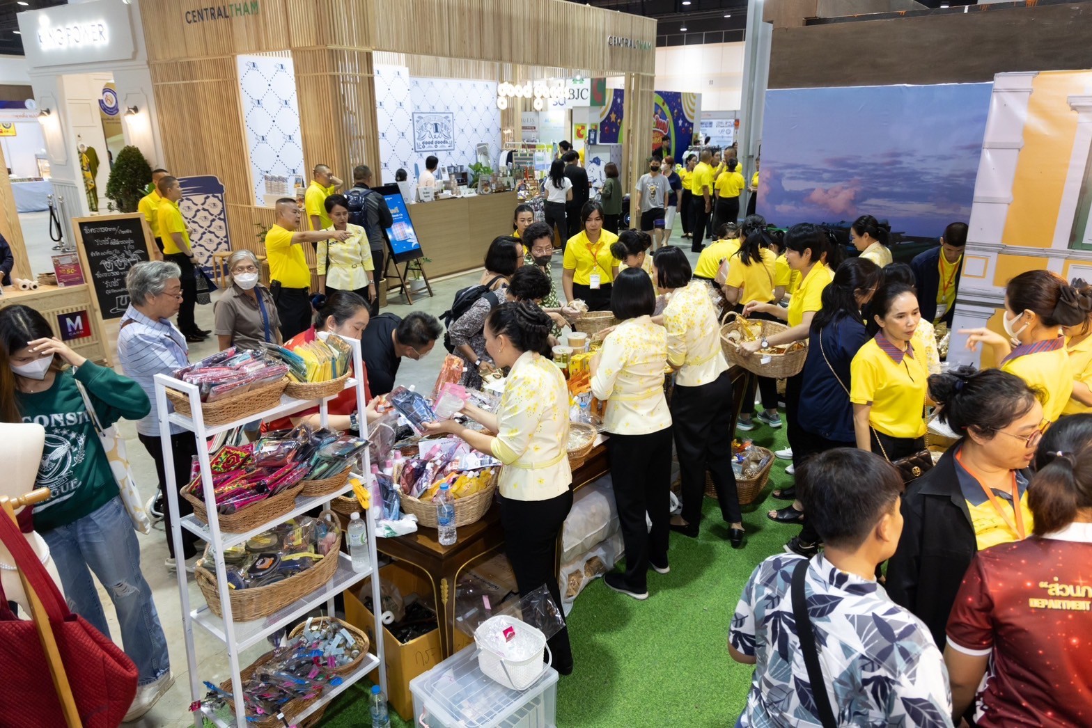 ๐๓๙ สมาคมภริยาข้าราชการสำนักงานปลัดกระทรวงกลาโหม ร่วมออกร้านจำหน่ายสินค้าและผลิตภัณฑ์ งานเพื่อนพึ่ง(ภาฯ) ประจำปี ๒๕๖๖ (ภาพบรรยากาศการออกร้านฯ ชุดที่ ๑)