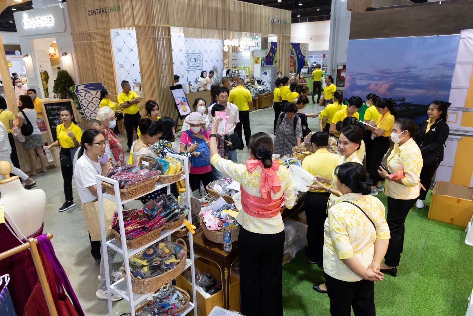 ๐๓๙ สมาคมภริยาข้าราชการสำนักงานปลัดกระทรวงกลาโหม ร่วมออกร้านจำหน่ายสินค้าและผลิตภัณฑ์ งานเพื่อนพึ่ง(ภาฯ) ประจำปี ๒๕๖๖ (ภาพบรรยากาศการออกร้านฯ ชุดที่ ๑)