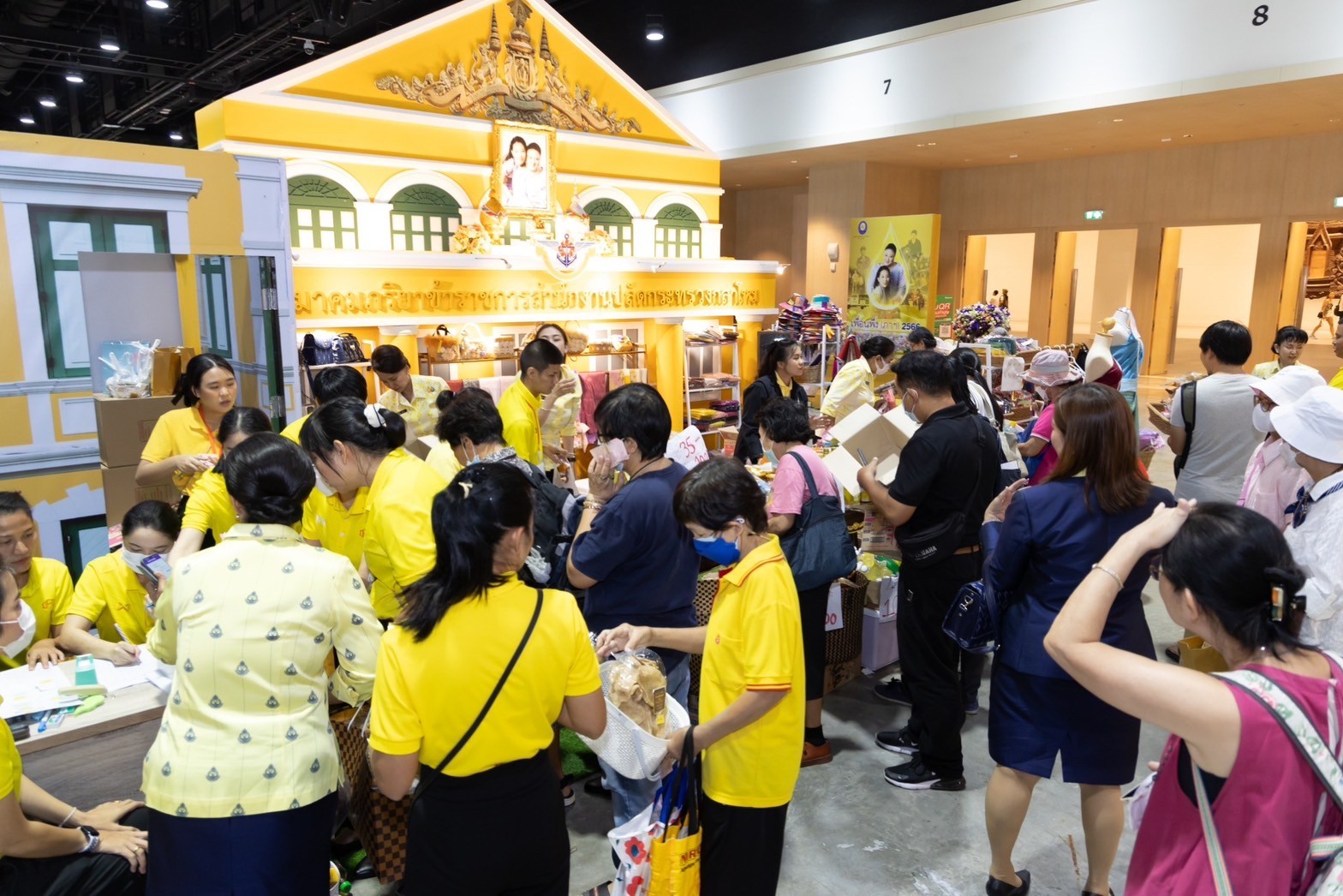 ๐๓๙ สมาคมภริยาข้าราชการสำนักงานปลัดกระทรวงกลาโหม ร่วมออกร้านจำหน่ายสินค้าและผลิตภัณฑ์ งานเพื่อนพึ่ง(ภาฯ) ประจำปี ๒๕๖๖ (ภาพบรรยากาศการออกร้านฯ ชุดที่ ๑)