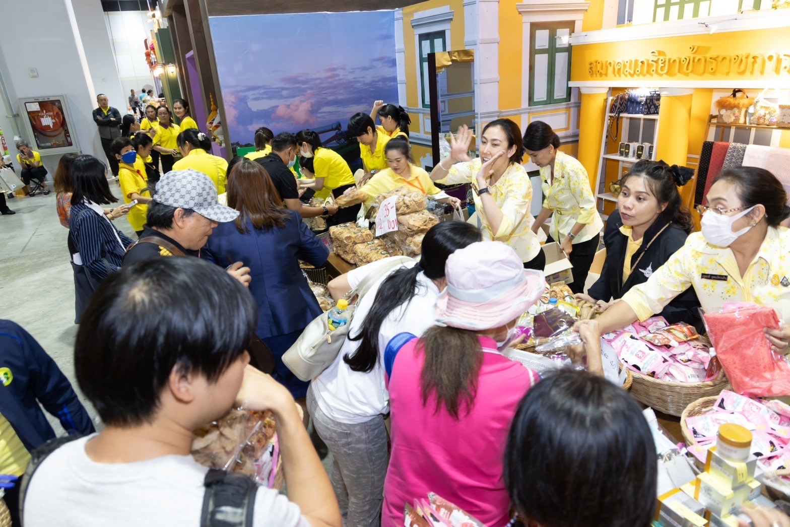 ๐๓๙ สมาคมภริยาข้าราชการสำนักงานปลัดกระทรวงกลาโหม ร่วมออกร้านจำหน่ายสินค้าและผลิตภัณฑ์ งานเพื่อนพึ่ง(ภาฯ) ประจำปี ๒๕๖๖ (ภาพบรรยากาศการออกร้านฯ ชุดที่ ๑)