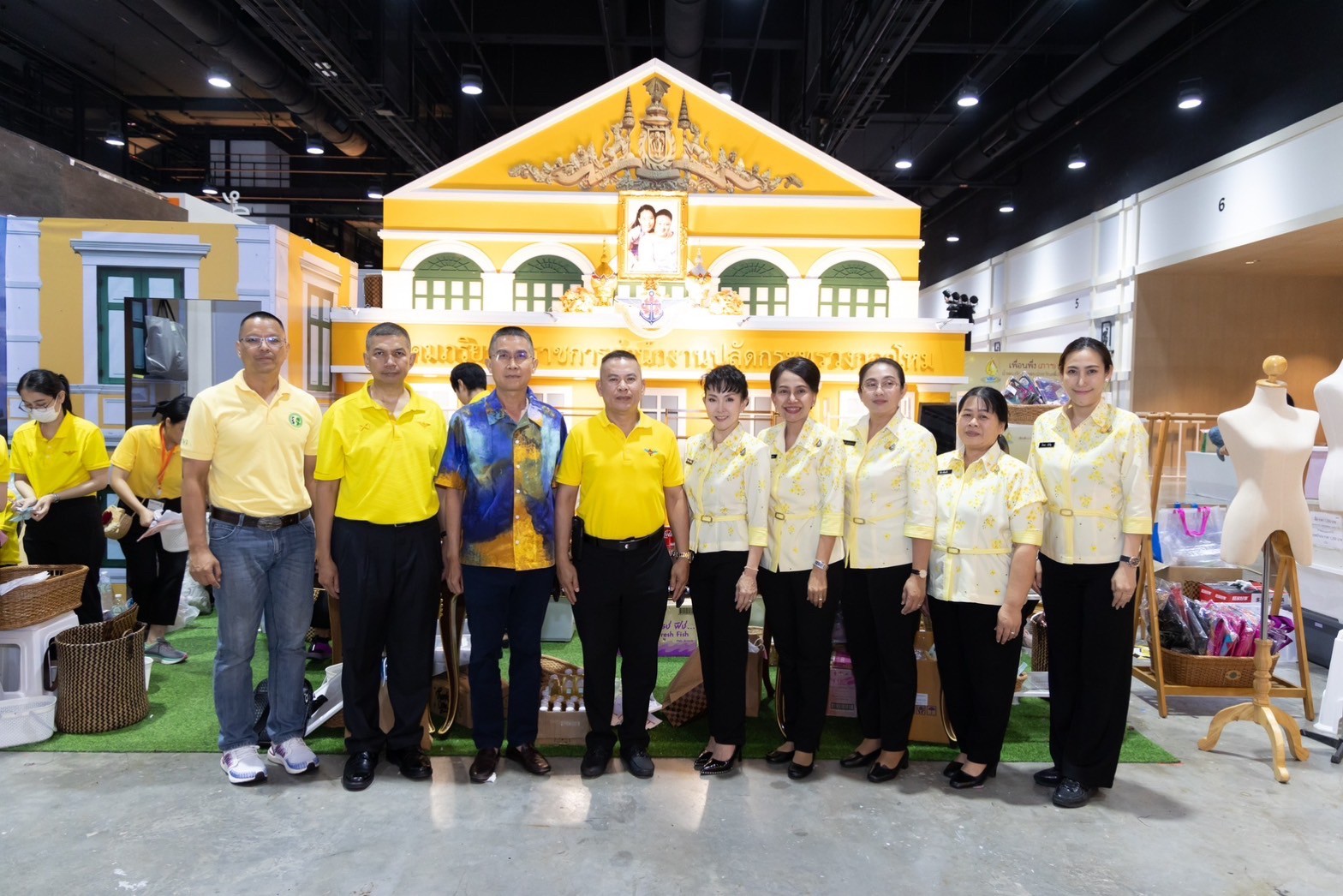 ๐๓๙ สมาคมภริยาข้าราชการสำนักงานปลัดกระทรวงกลาโหม ร่วมออกร้านจำหน่ายสินค้าและผลิตภัณฑ์ งานเพื่อนพึ่ง(ภาฯ) ประจำปี ๒๕๖๖ (ภาพบรรยากาศการออกร้านฯ ชุดที่ ๑)
