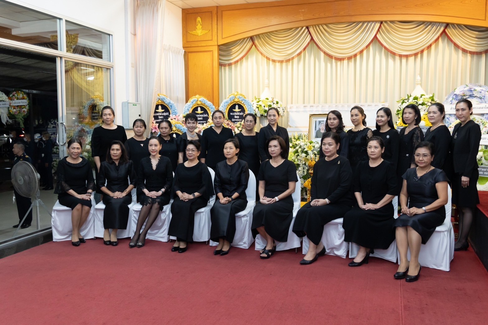 ๐๓๑ สมาคมภริยาข้าราชการสำนักงานปลัดกระทรวงกลาโหม ร่วมพิธีบำเพ็ญกุศลสวดพระอภิธรรม คุณแม่สายใจ เมตะนันท์ มารดา พลอากาศเอก ธนศักดิ์เมตะนันท์ รองปลัดกระทรวงกลาโหม (๔ ธ.ค.๖๖)