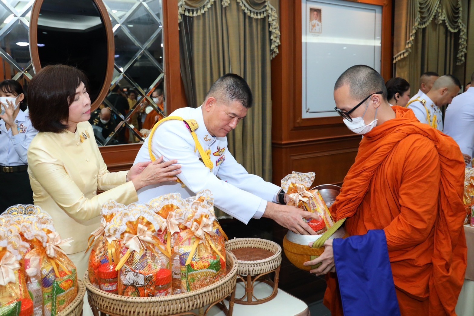 ๐๔ ปล.กห. และนายกสมาคมฯ พร้อมด้วย หน.นขต.สป. และภริยา ร่วมกิจกรรมน้อมรำลึกในพระมหากรุณาธิคุณ พระบาทสมเด็จพระบรมชนกาธิเบศร มหาภูมิพลอดุลยเดชมหาราช บรมนาถบพิตร เนื่องในโอกาสวันคล้ายวันสวรรคต (๑๓ ต.ค.๖๖)