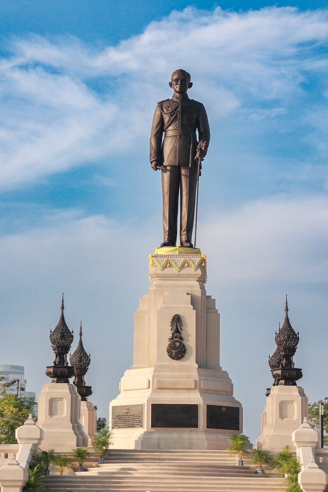 ๐๖ พิธีวางพวงมาลาถวายบังคมพระบรมราชานุสาวรีย์ พระบาทสมเด็จพระบรมชนกาธิเบศร มหาภูมิพลอดุลยเดชมหารา...
