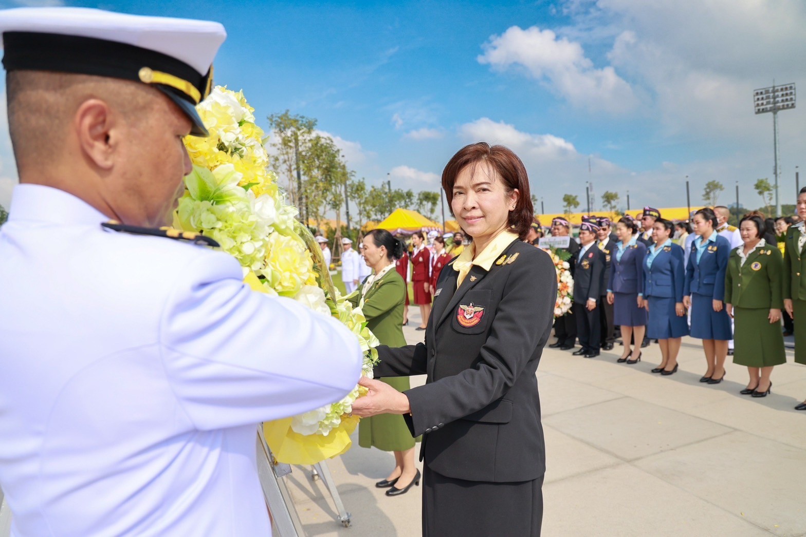 ๐๖ พิธีวางพวงมาลาถวายบังคมพระบรมราชานุสาวรีย์ พระบาทสมเด็จพระบรมชนกาธิเบศร มหาภูมิพลอดุลยเดชมหาราชบรมนาถบพิตร เนื่องในวันคล้ายวันสวรรคต