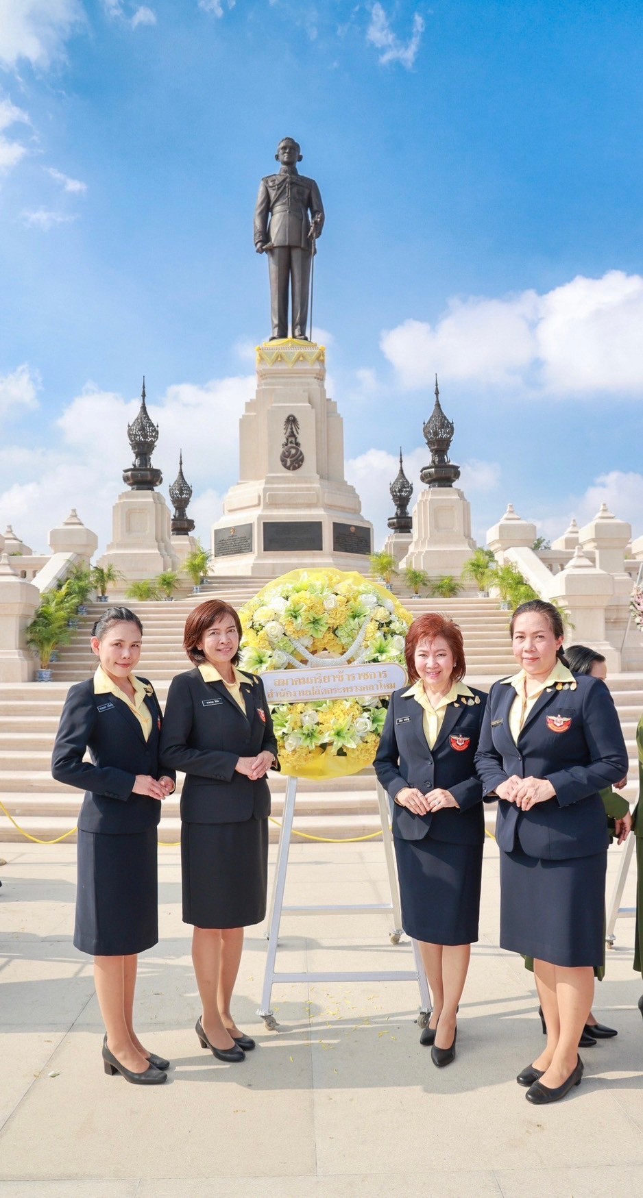 ๐๖ พิธีวางพวงมาลาถวายบังคมพระบรมราชานุสาวรีย์ พระบาทสมเด็จพระบรมชนกาธิเบศร มหาภูมิพลอดุลยเดชมหาราชบรมนาถบพิตร เนื่องในวันคล้ายวันสวรรคต