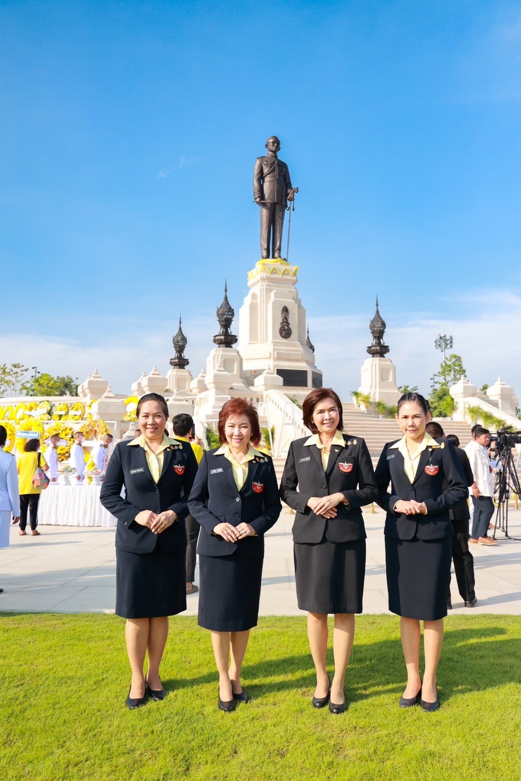 ๐๖ พิธีวางพวงมาลาถวายบังคมพระบรมราชานุสาวรีย์ พระบาทสมเด็จพระบรมชนกาธิเบศร มหาภูมิพลอดุลยเดชมหาราชบรมนาถบพิตร เนื่องในวันคล้ายวันสวรรคต