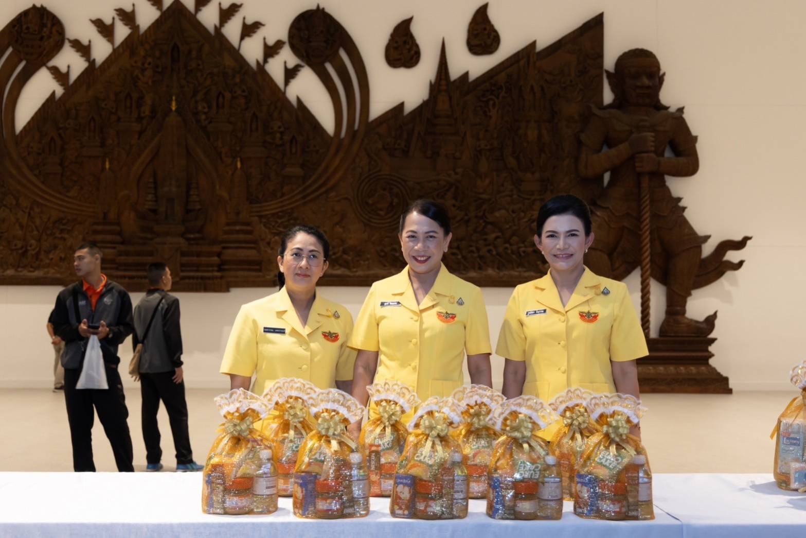 ๐๓๘ พิธีถวายพระพรและตักบาตรพระสงฆ์เนื่องในโอกาสวันคล้ายวันประสูติ สมเด็จพระเจ้าลูกเธอเจ้าฟ้าพัชรกิติยาภา นเรนทิราเทพยวดี กรมหลวงราชสาริณีสิริพัชร มหาวัชรราชธิดา ในงานเพื่อนพึ่ง (ภาฯ) ประจำปี๒๕๖๖
