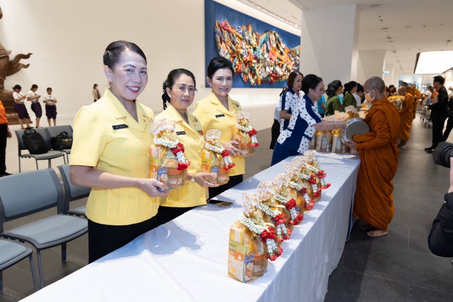 ๐๓๘ พิธีถวายพระพรและตักบาตรพระสงฆ์เนื่องในโอกาสวันคล้ายวันประสูติ สมเด็จพระเจ้าลูกเธอเจ้าฟ้าพัชรกิติยาภา นเรนทิราเทพยวดี กรมหลวงราชสาริณีสิริพัชร มหาวัชรราชธิดา ในงานเพื่อนพึ่ง (ภาฯ) ประจำปี๒๕๖๖