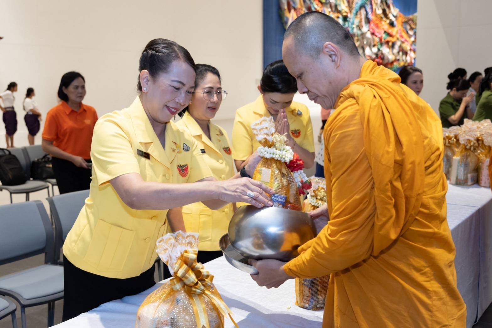 ๐๓๘ พิธีถวายพระพรและตักบาตรพระสงฆ์เนื่องในโอกาสวันคล้ายวันประสูติ สมเด็จพระเจ้าลูกเธอเจ้าฟ้าพัชรกิติยาภา นเรนทิราเทพยวดี กรมหลวงราชสาริณีสิริพัชร มหาวัชรราชธิดา ในงานเพื่อนพึ่ง (ภาฯ) ประจำปี๒๕๖๖