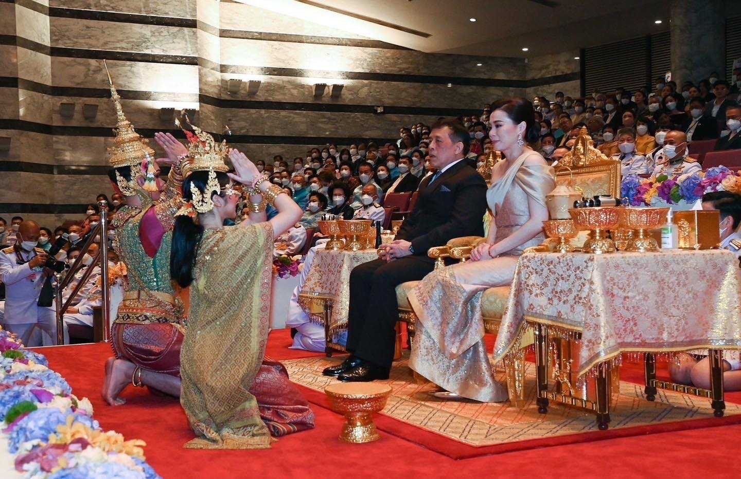 ๐๑๖ ปล.กห. และนายก สคภ.สป. เฝ้าทูลละอองธุลีพระบาท พระบาทสมเด็จพระเจ้าอยู่หัว และสมเด็จพระนางเจ้าฯ...