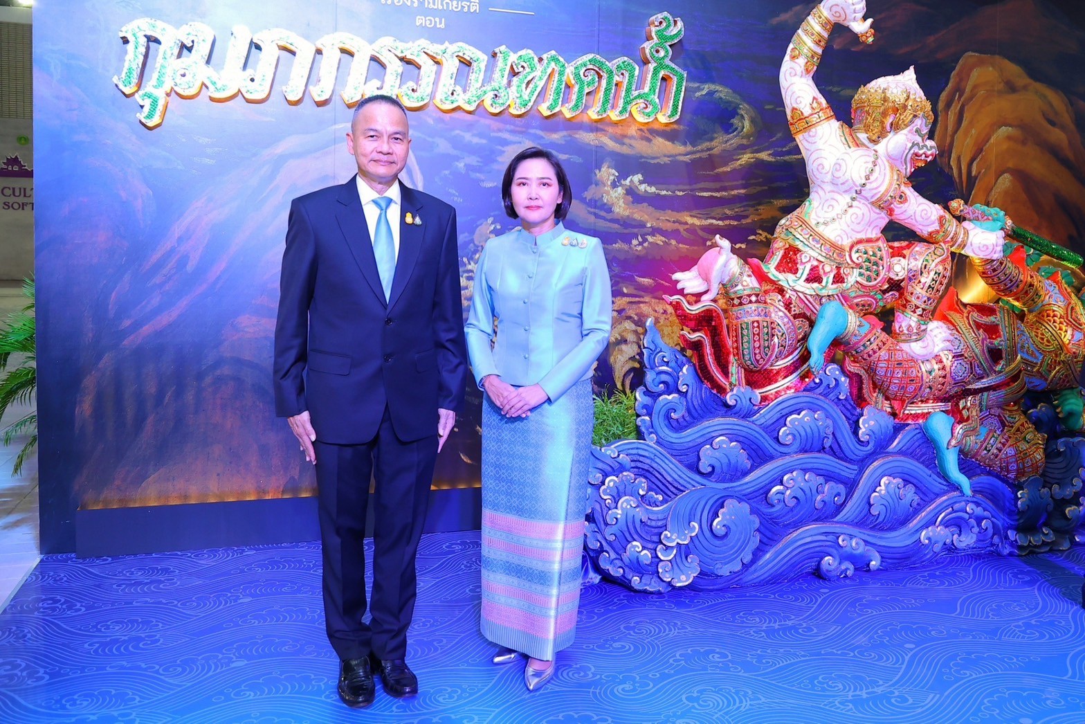 ๐๑๖ ปล.กห. และนายก สคภ.สป. เฝ้าทูลละอองธุลีพระบาท พระบาทสมเด็จพระเจ้าอยู่หัว และสมเด็จพระนางเจ้าฯ พระบรมราชินี เสด็จพระราชดำเนิน ไปทอดพระเนตรการแสดงโขน ตอน กุมภกรรณทดน้ำ