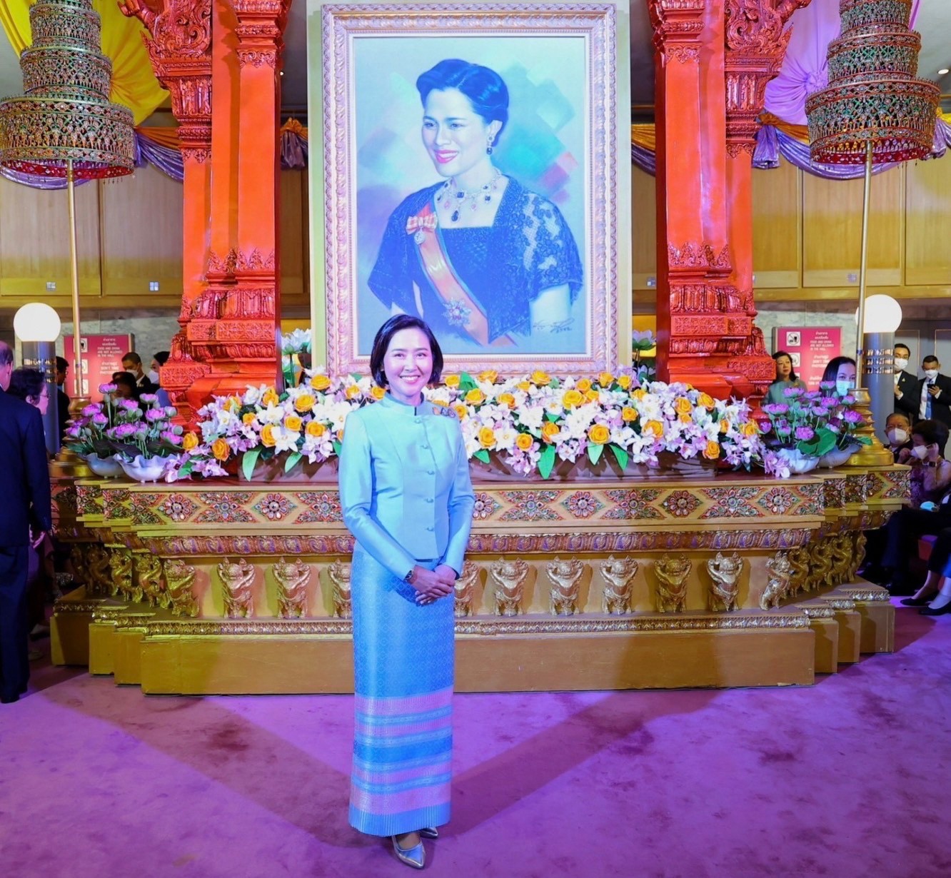 ๐๑๖ ปล.กห. และนายก สคภ.สป. เฝ้าทูลละอองธุลีพระบาท พระบาทสมเด็จพระเจ้าอยู่หัว และสมเด็จพระนางเจ้าฯ พระบรมราชินี เสด็จพระราชดำเนิน ไปทอดพระเนตรการแสดงโขน ตอน กุมภกรรณทดน้ำ