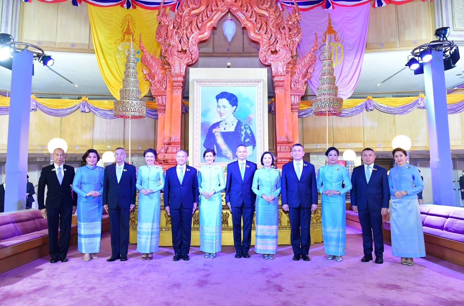 ๐๑๖ ปล.กห. และนายก สคภ.สป. เฝ้าทูลละอองธุลีพระบาท พระบาทสมเด็จพระเจ้าอยู่หัว และสมเด็จพระนางเจ้าฯ พระบรมราชินี เสด็จพระราชดำเนิน ไปทอดพระเนตรการแสดงโขน ตอน กุมภกรรณทดน้ำ