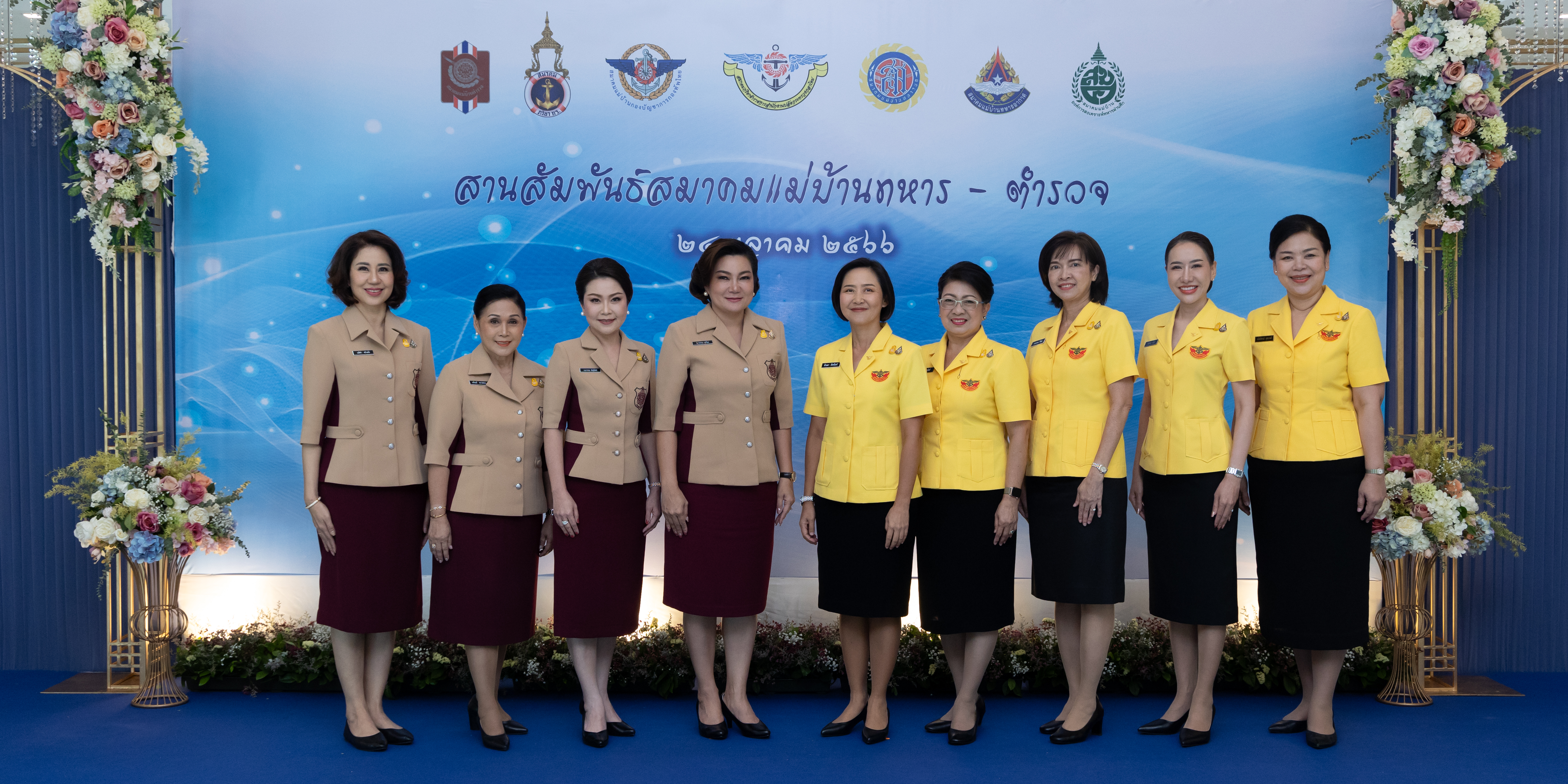 ๐๑๐ นายกสมาคมภริยา ข้าราชการสำนักงานปลัดกระทรวงกลาโหม พร้อมด้วยอุปนายกสมาคมฯ ให้การต้อนรับ นายกสมาคมแม่บ้านเหล่าทัพ