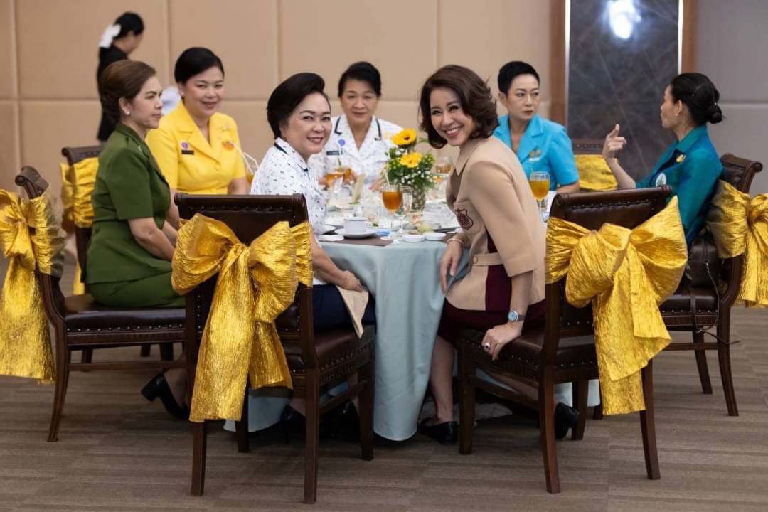 ๐๑๐ นายกสมาคมภริยา ข้าราชการสำนักงานปลัดกระทรวงกลาโหม พร้อมด้วยอุปนายกสมาคมฯ ให้การต้อนรับ นายกสมาคมแม่บ้านเหล่าทัพ