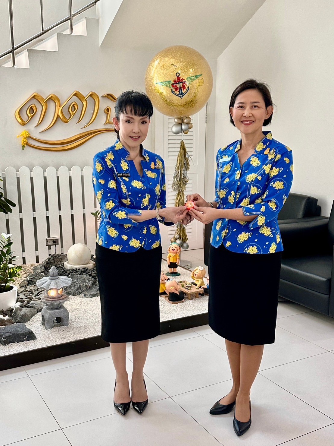 ๐๓๖ นายกสมาคมภริยาข้าราชการสำนักงานปลัดกระทรวงกลาโหม ส่งมอบของรางวัล เพื่อสนับสนุน การออกร้านงานกาชาด ประจำปี ๒๕๖๖ (๖ ธ.ค.๖๖)