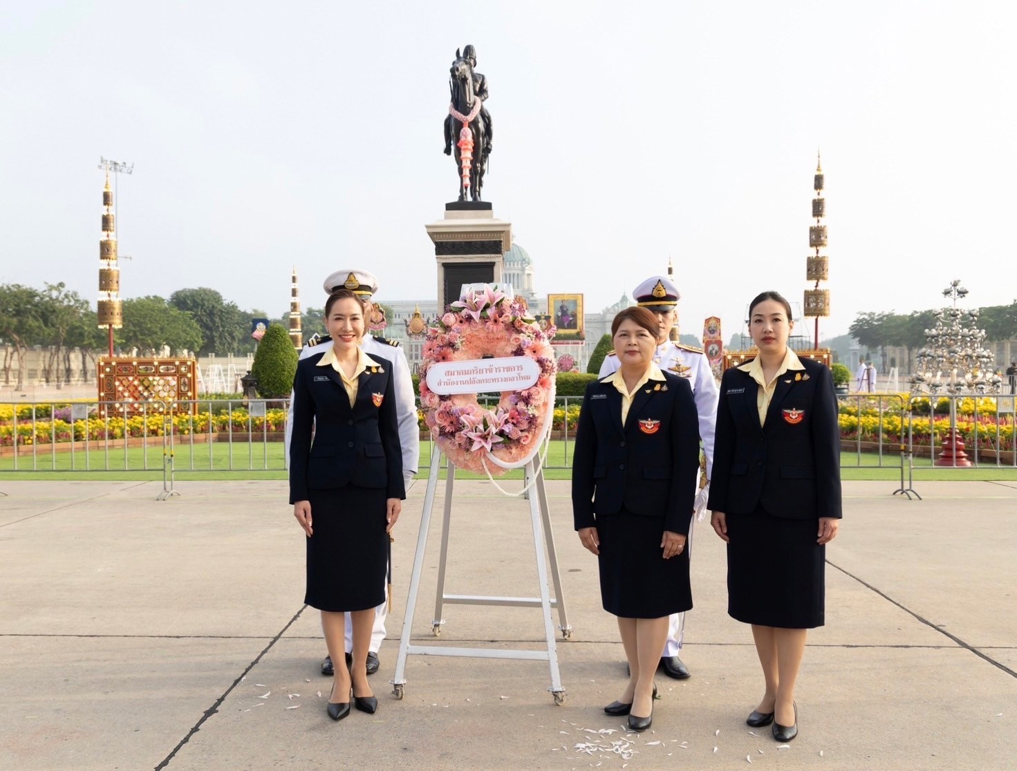 ๐๙ พิธีวางพวงมาลาถวายราชสักการะ พระบรมราชานุสรณ์ พระบาทสมเด็จพระจุลจอมเกล้า เจ้าอยู่หัว เนื่องในว...