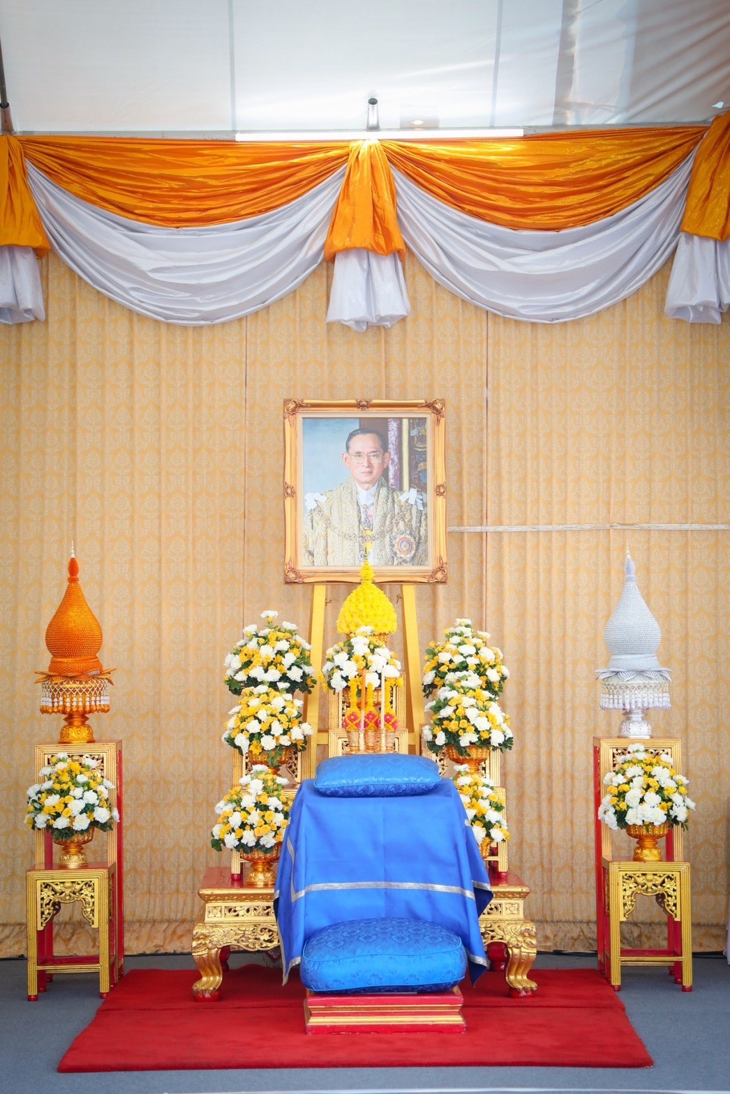 ๐๕ ปล.กห. และนายกสมาคมฯ ร่วมพิธีทำบุญตักบาตร เนื่องในวันนวมินทรมหาราช