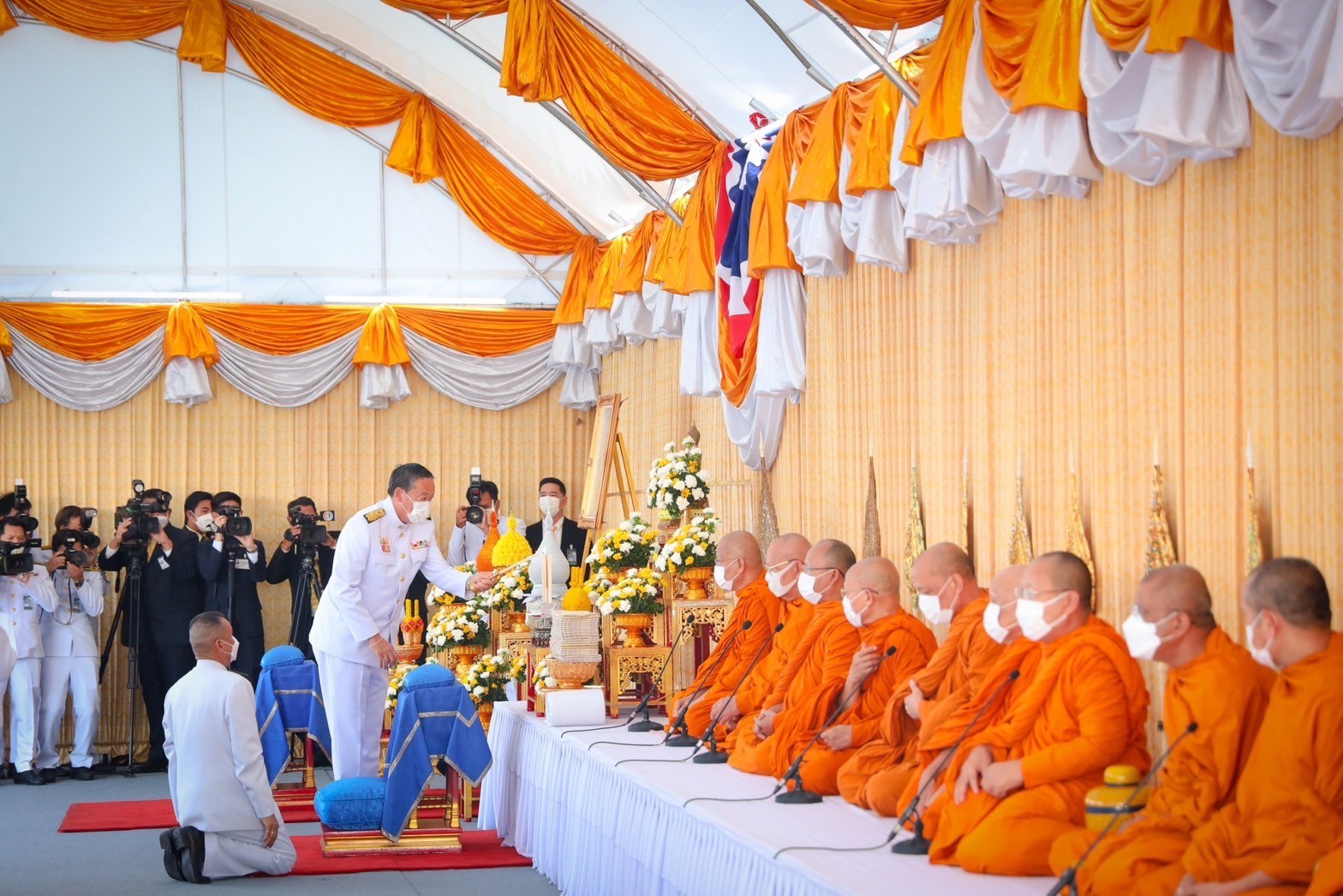 ๐๕ ปล.กห. และนายกสมาคมฯ ร่วมพิธีทำบุญตักบาตร เนื่องในวันนวมินทรมหาราช