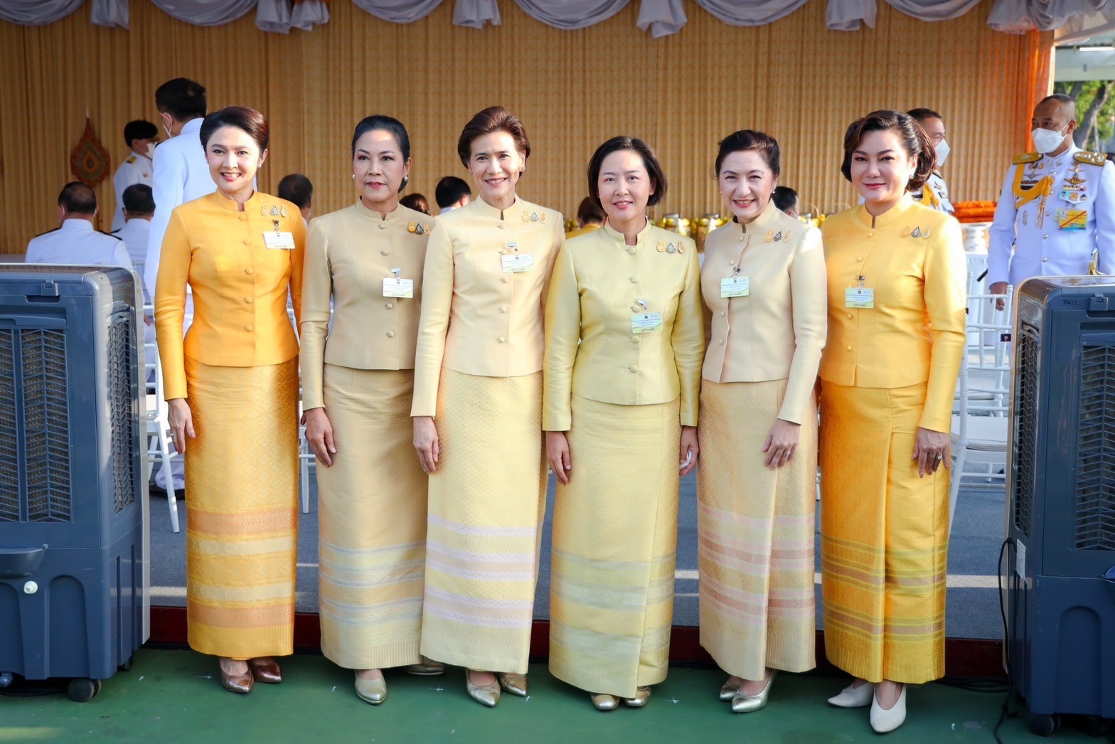 ๐๕ ปล.กห. และนายกสมาคมฯ ร่วมพิธีทำบุญตักบาตร เนื่องในวันนวมินทรมหาราช
