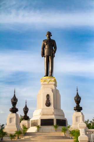 ๐๖ พิธีวางพวงมาลาถวายราชสักการะพระบรมราชานุสาวรีย์ พระบาทสมเด็จพระบรมชนกาธิเบศร มหาภูมิพลอดุลยเดช...