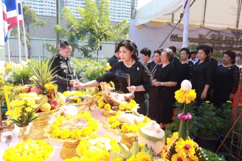 100 เมื่อวันที่ 14 กันยายน 2560 นายกสมาคมภริยาฯ พร้อมด้วยคณะกรรมการฯ ร่วมพิธียกเสาเอกอาคารสำ...