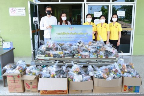 ๐๕๒ คณะกรรมการและเลขาสมาคมภริยาฯมอบอาหารและสิ่งของใช้ในชีวิตประจำวันเพื่อช่วยเหลือบรรเทาทุกข์จากก...