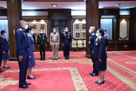 ๐๘๖ ปลัดกระทรวงกลาโหม และ นายก สคภ.สป. รับมอบเครื่องหมายความสามารถในการบินชั้นกิตติมศักดิ์
