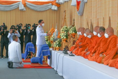๐๗๗ ปลัดกระทรวงกลาโหมและนายก สคภ.สป. ร่วมพิธีทำบุญตักบาตรถวายพระราชกุศล เนื่องในโอกาสวันเฉลิมพระช...