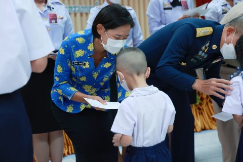 ๑๓๙ พิธีมอบเกียรติบัตรและทุนการศึกษานักเรียน ณ โรงเรียนกลาโหมอุทิศ อำเภอเมือง จังหวัดนนทบุรี